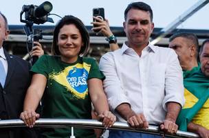 Flávio Bolsonaro em queda de braço com a madrasta Michele (Foto: Reprodução/ Brenno Carvalho / Agência O Globo)