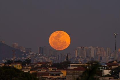 Lua cheia deste sábado marca a primeira superlua observável de 2026