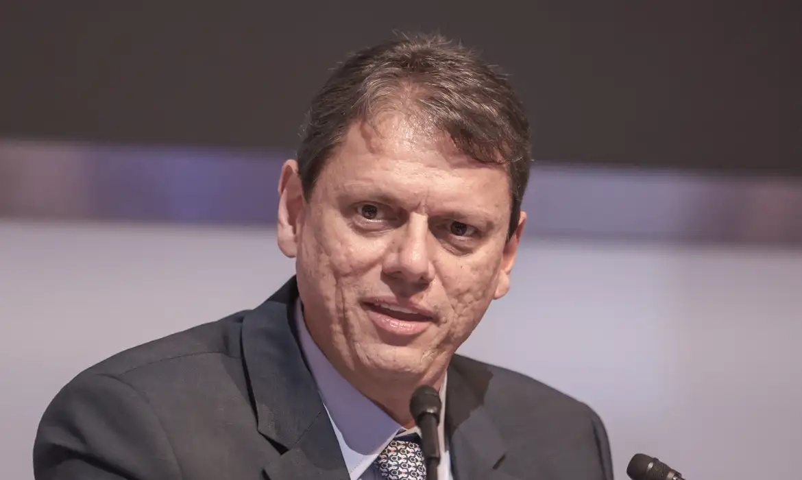 Moraes autoriza visita de Tarcísio a Bolsonaro preso na Papuda
