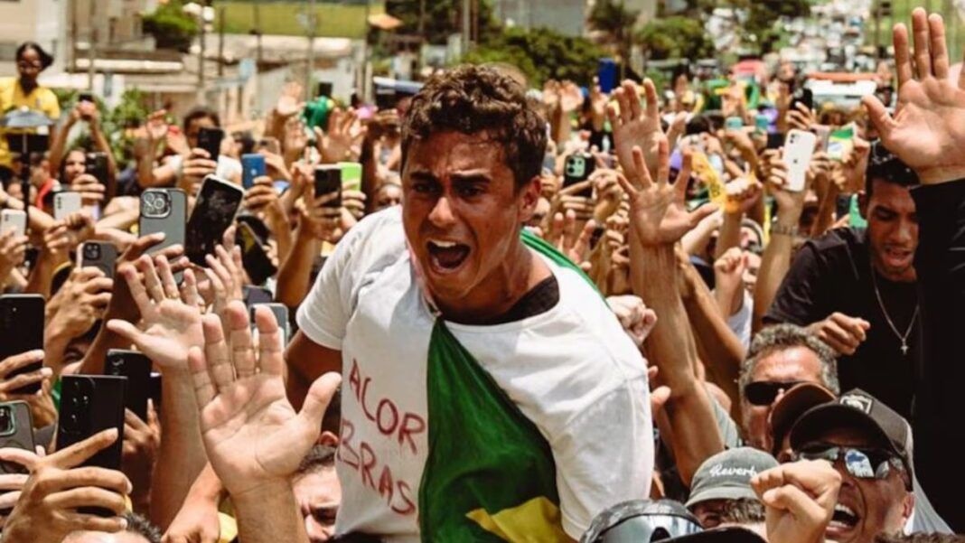 Nikolas Ferreira encerra a caminhada com milhares de pessoas em Brasília