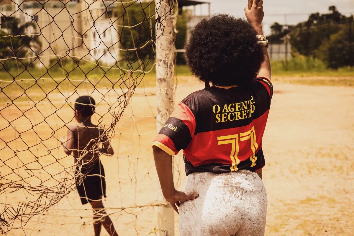 O Agente Secreto" inspira nova linha de camisetas de futebol da marca Chico Rei
