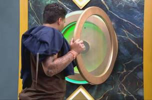 Pedro aperta o botão da desistência (Foto: Reprodução/TV Globo)