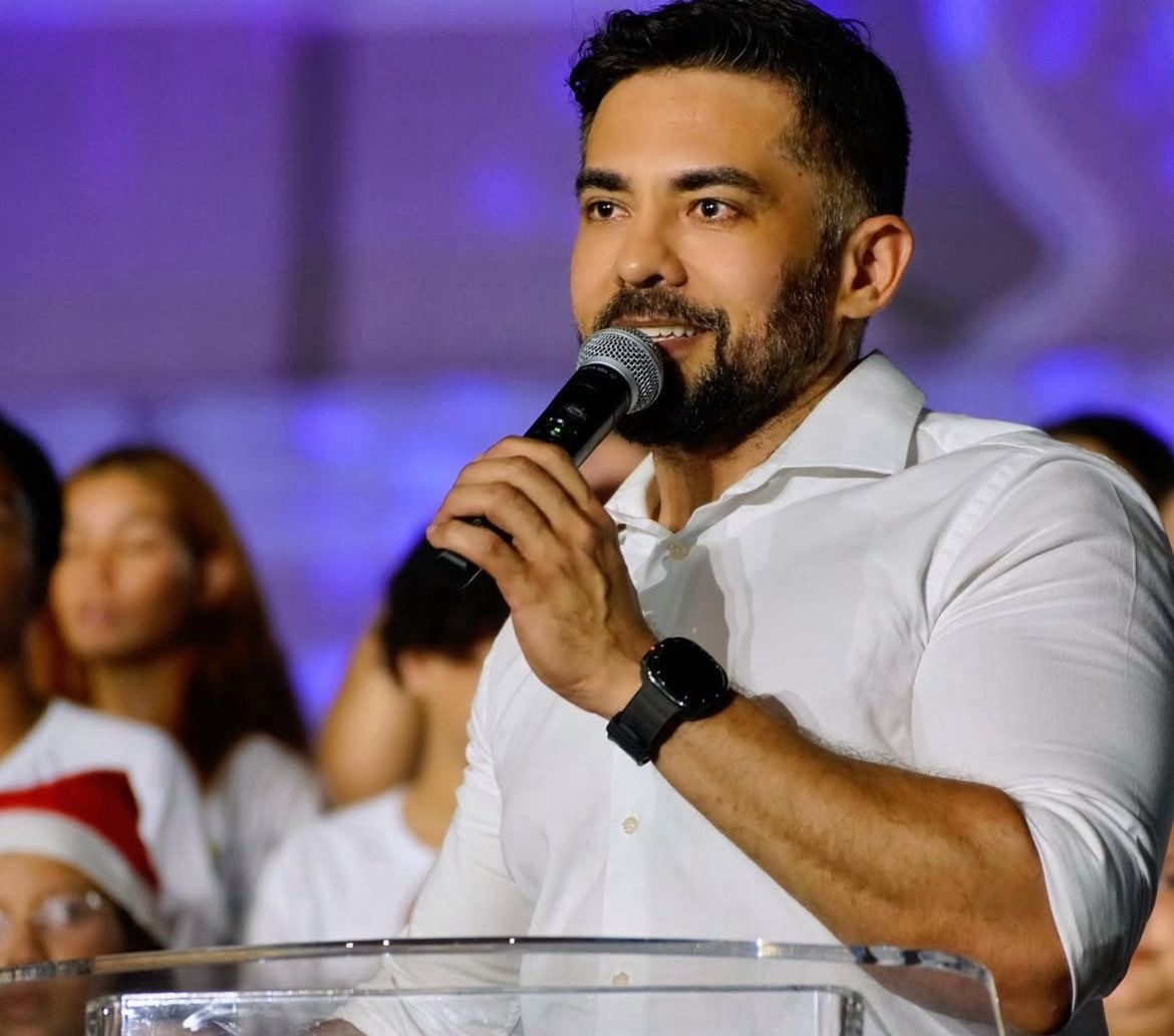 Secretario Rodrigo Amorim anunciou que o show seria no dia 8 de fevereiro, domingo… mas como diz refrão da músuca… “mas Domingo ela não vai, vai, vai…”