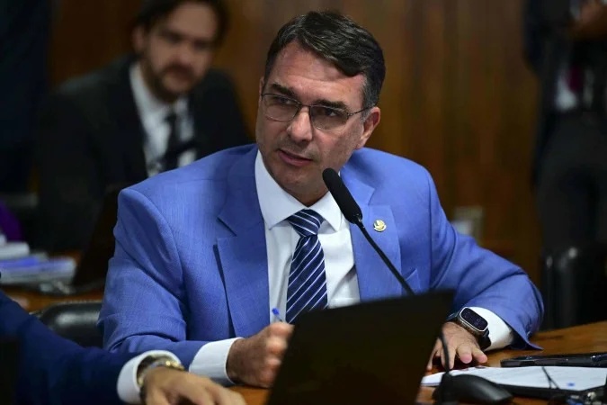 Senador Flávio Bolsonaro planeja ações para derrubar veto legislativo em retorno do Congresso