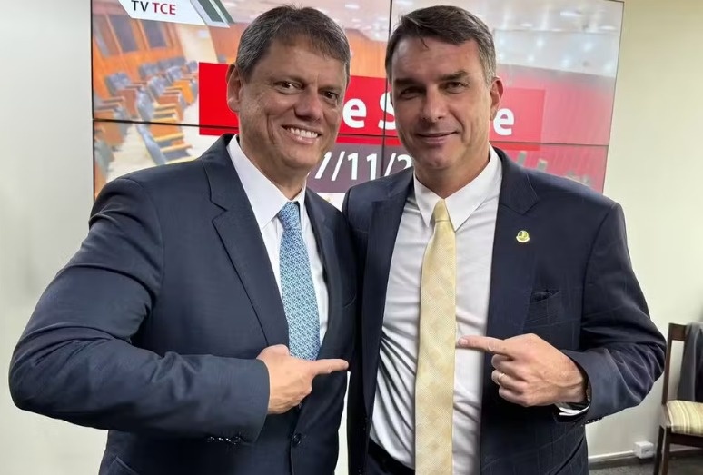 Tarcísio reafirma apoio a Flávio Bolsonaro e descarta disputar o Planalto