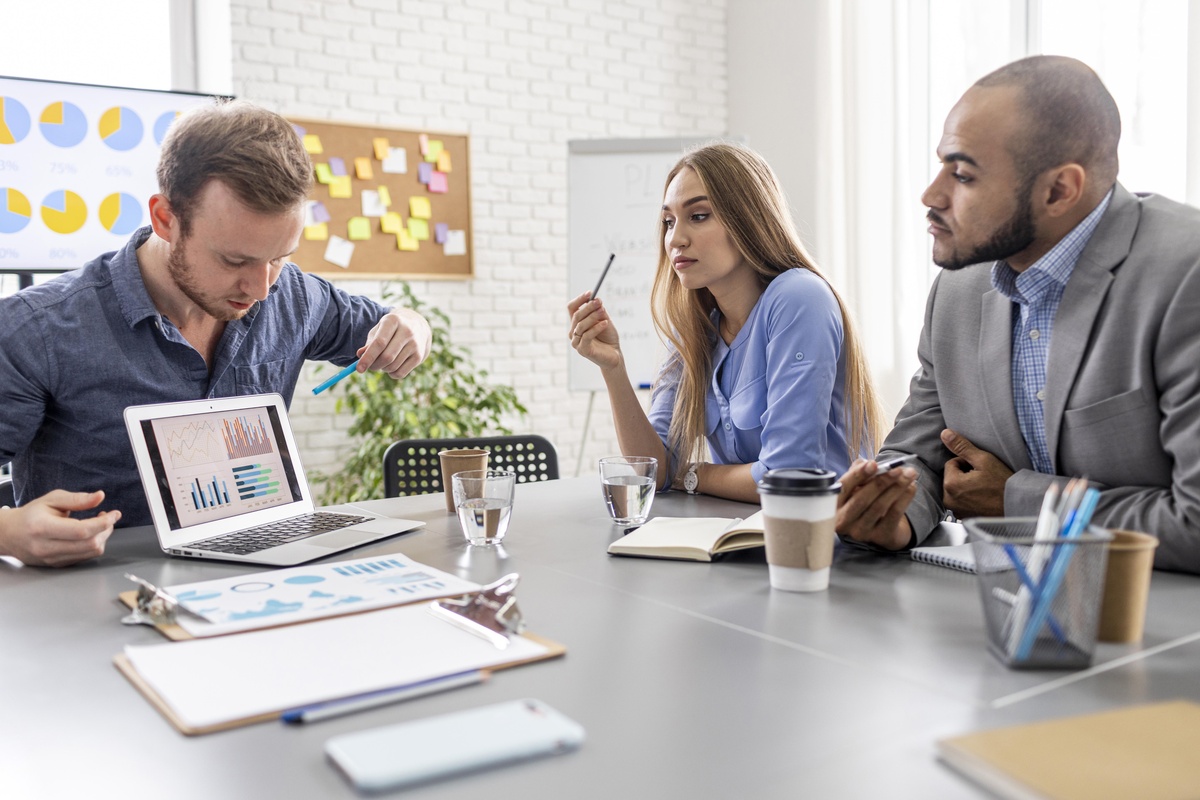 Trabalho em equipe de pessoas de negócios