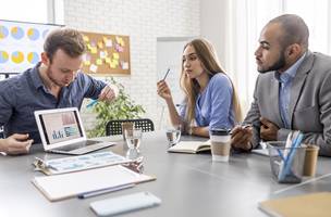 Trabalho em equipe de pessoas de negócios (Foto: Freepik)