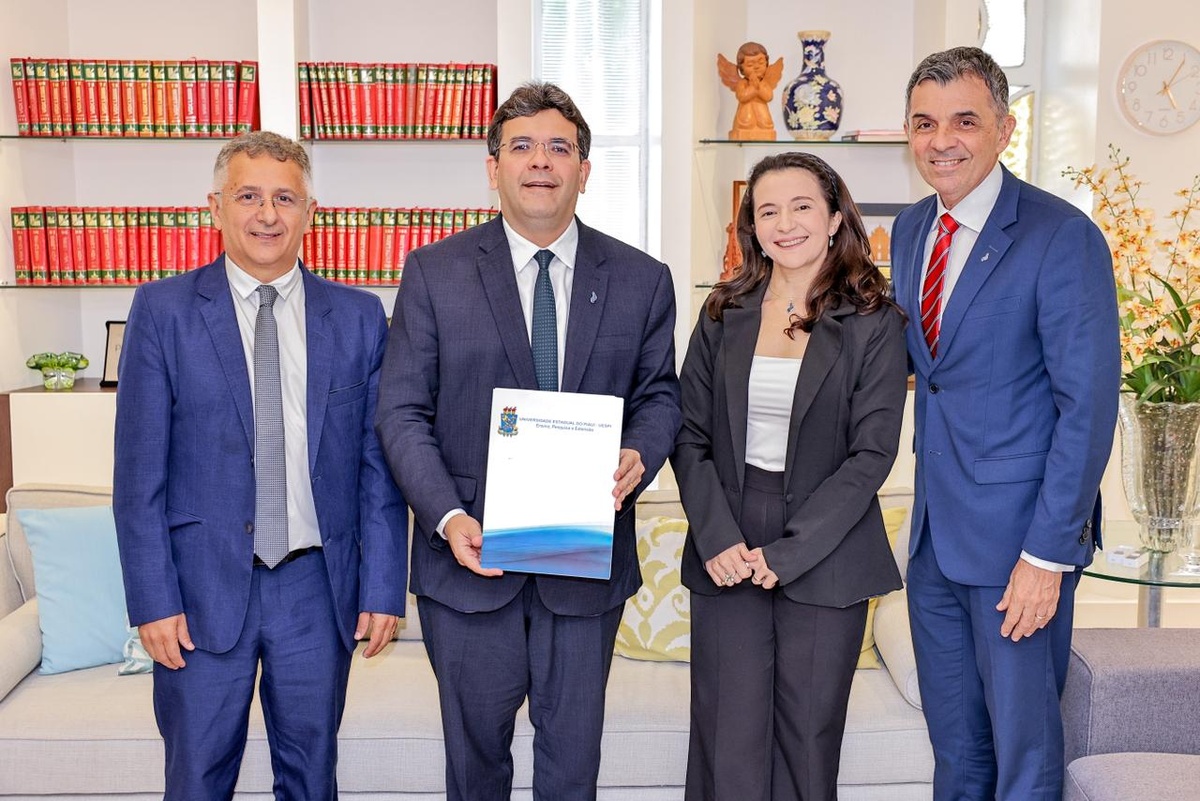 Uespi empossa novo reitor e vice para gestão 2026–2030