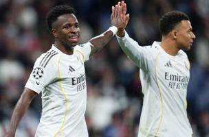 Vini Jr. e Mbappé se cumprimentam após um dos gols do Real Madrid na goleada sobre o Monaco (Foto: Aitor Alcalde/Getty Images)