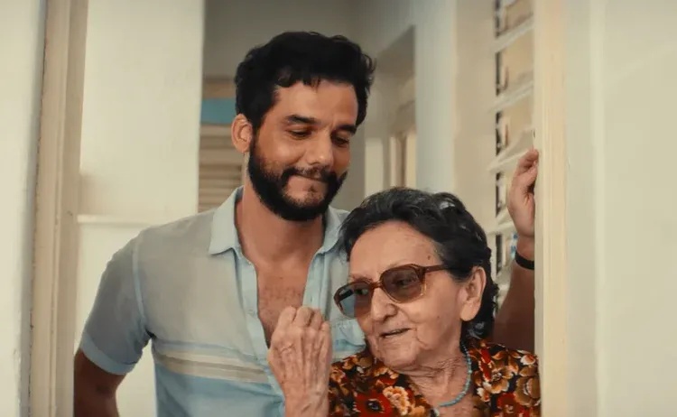 Wagner Moura e Tânia Maria em 'O Agente Secreto' (Vitrine Filmes/Divulgação)