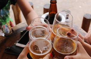 Bares de Belo Horizonte vão poder voltar a vender bebida alcoólica nas noites de fim de semana a partir de 4 de setembro. (Imagem ilustrativa) (Foto: Giovanna Gomes / Unsplash / Divulgação)