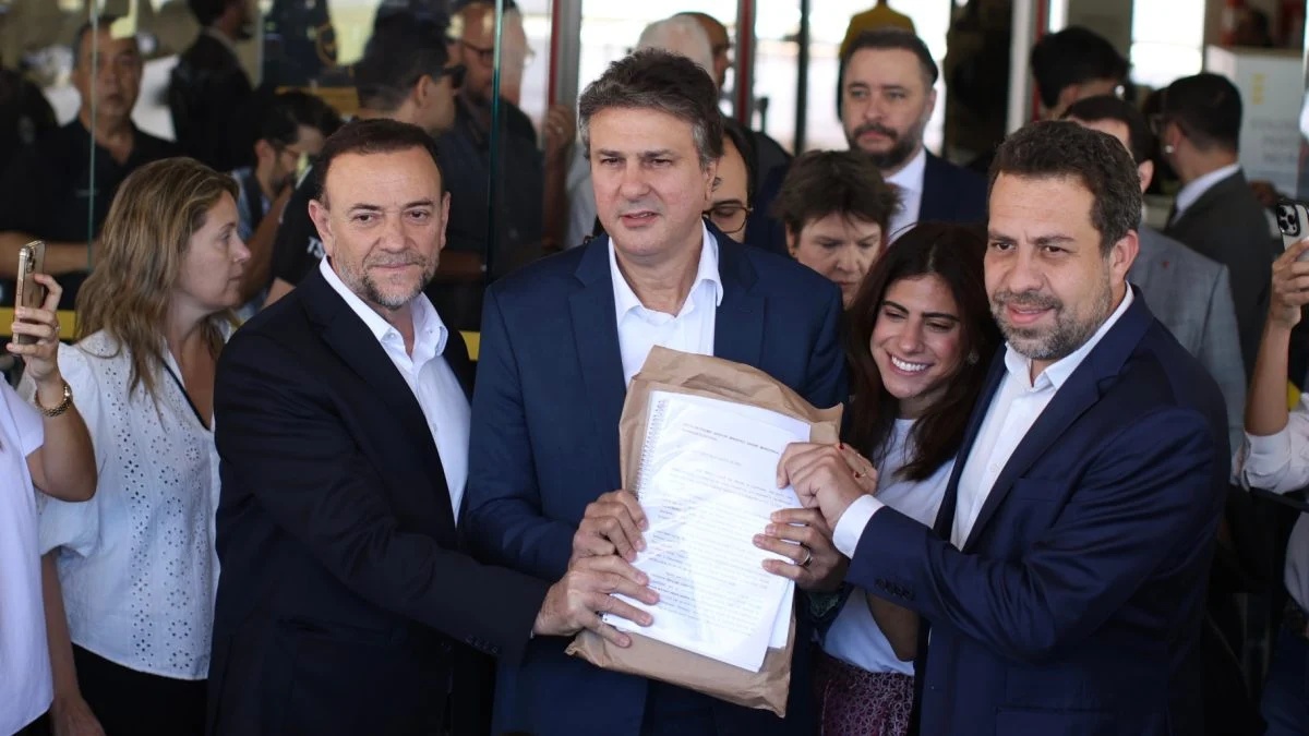 Camilo Santana (PT-CE), o presidente nacional do PT, Edinho Silva, o secretário-geral da Presidência, Guilherme Boulos (Psol), e a deputada federal Camila Jara (PT-MS)
