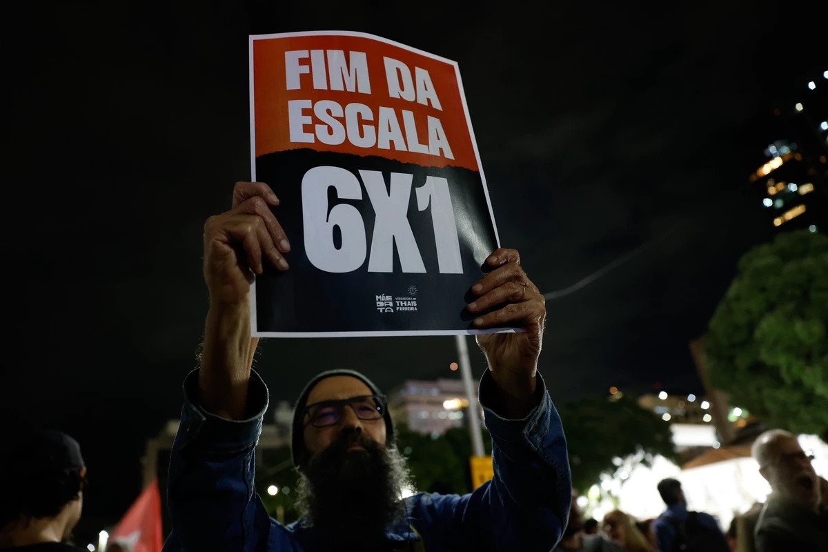 Cartaz de manifestante pedindo fim da escala 6x1