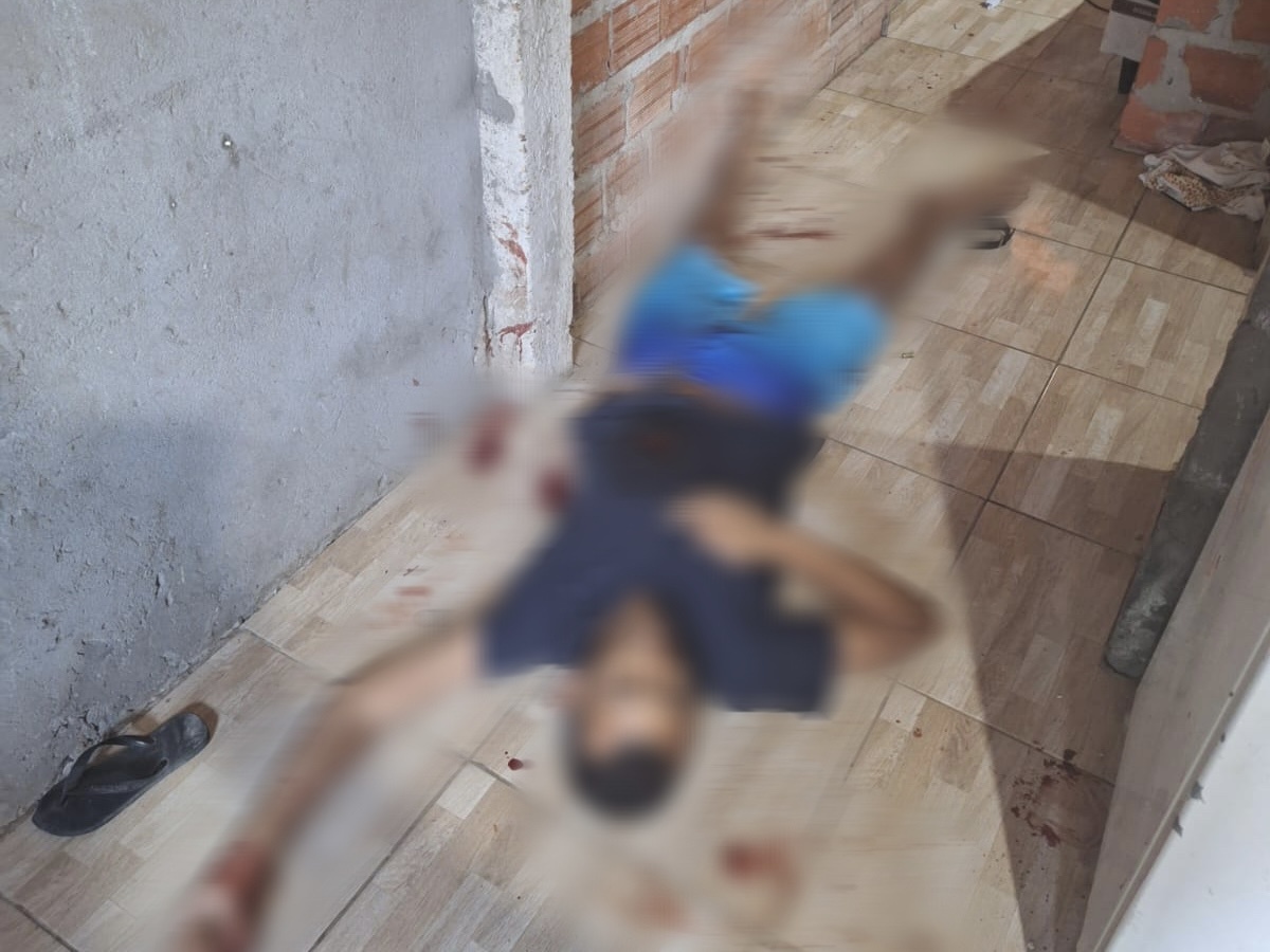 Corpo ficou no local até a chegada da perícia