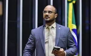 Deputado federal Capitão Alden durante sessão na Câmara dos Deputados; parlamentar protocola pedido para criar CPMI sobre financiamento de influenciadores (Foto: Câmara dos Deputados)