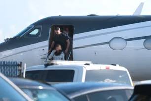 Flávio Bolsonaro desembarcando em Miami