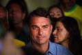 Flávio Bolsonaro promete manter Bolsa Família e Farmácia Popular