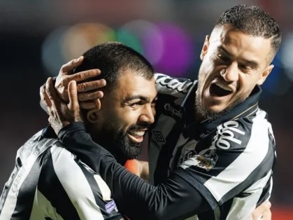 Gabigol e Coutinho comemoram segundo gol do Santos sobre o São Paulo
