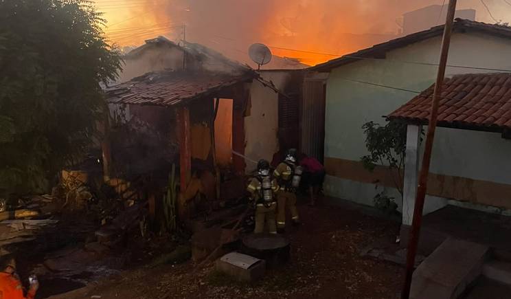 Fogo destrói casa de casal de idosos e ameaça imóveis vizinhos em Picos