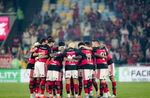 Jogadores do Flamengo reunidos no gramado antes de enfrentar o Atlético-MG, no Maracanã (Foto: Gilvan de Souza / Flamengo)
