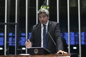 O senador Carlos Portinho (PL-RJ) durante discurso na tribuna do Senado Federal (Foto: Ton Molina/Agência Senado)