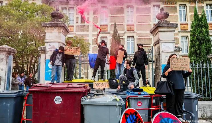 Estudantes bloqueiam escolas por toda França em protesto por melhorias de ensino