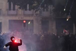 Protestos na França deixa mortos e feridos (Foto: Christophe ARCHAMBAULT / AFP)