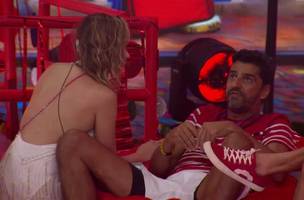 Alberto Cowboy e Ana Paula Renault se provocam durante a festa (Foto: Reprodução/GloboPlay)