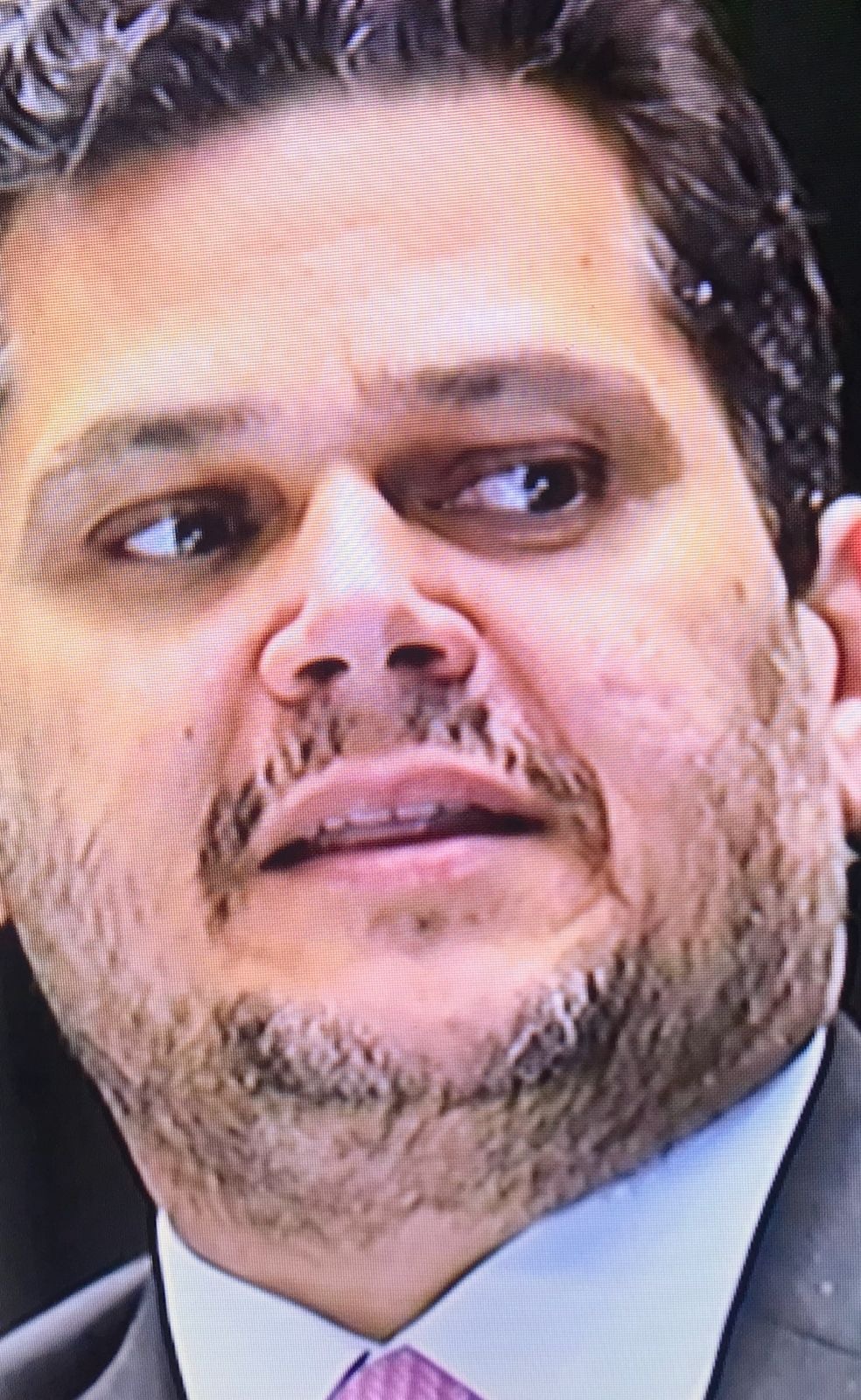 Alcolumbre de barba….três dias