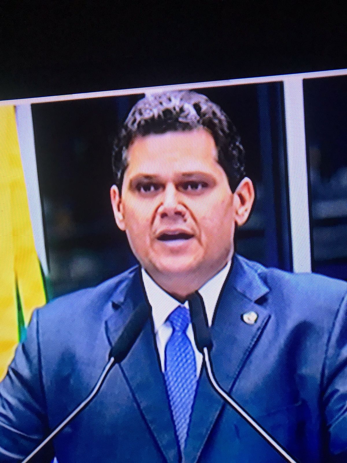 Alcolumbre sem barba… na mesma semana