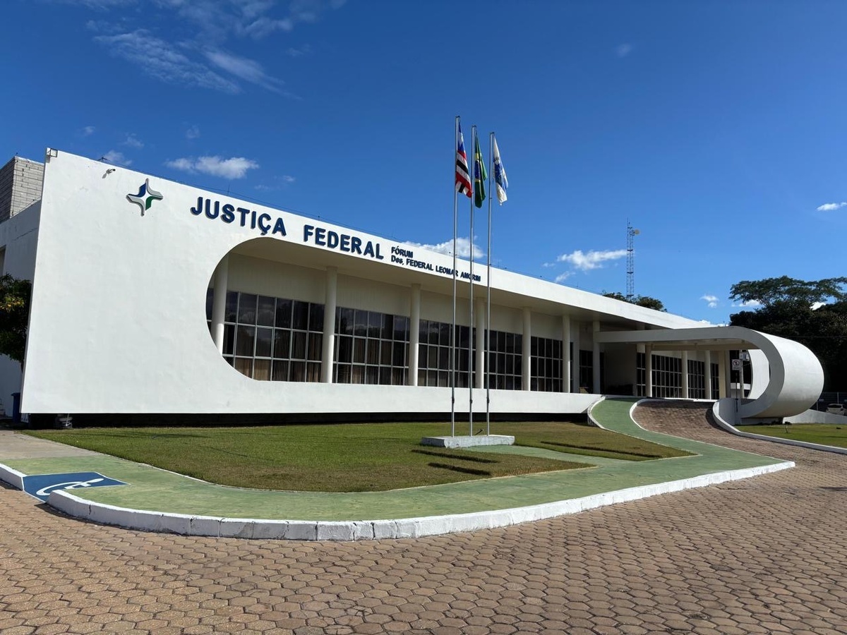 Atendimento ao público durante a ação “Praça de Justiça e Cidadania”, em Caxias, com oferta de serviços e orientações jurídicas gratuitas.