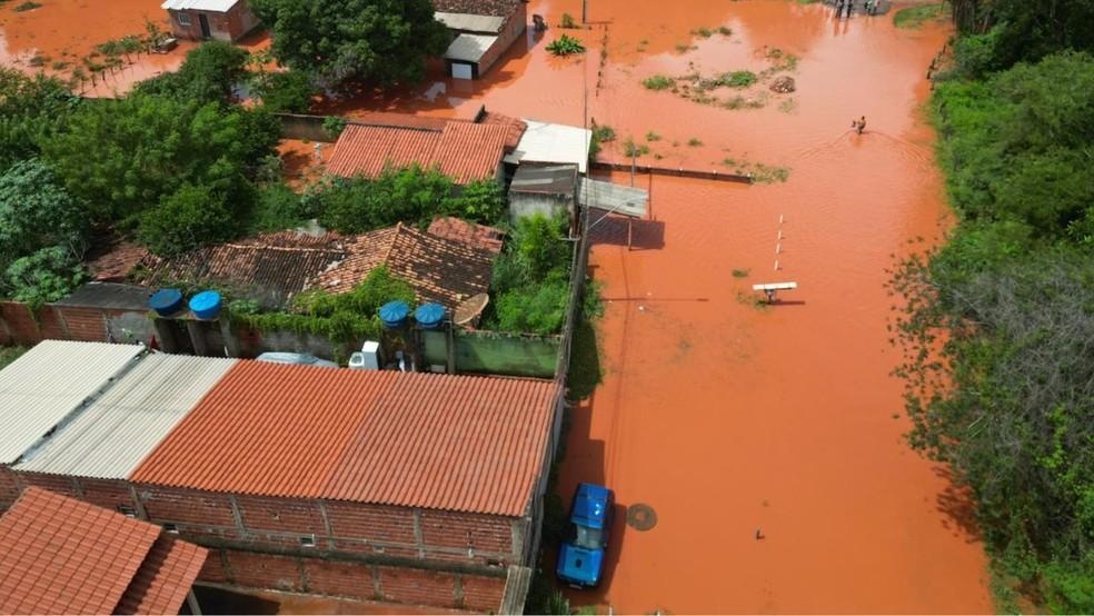 Chuva provoca alagamentos, derruba muros de casas e deixa famílias desabrigadas no extremo Sul do PI; veja estragos por cidade