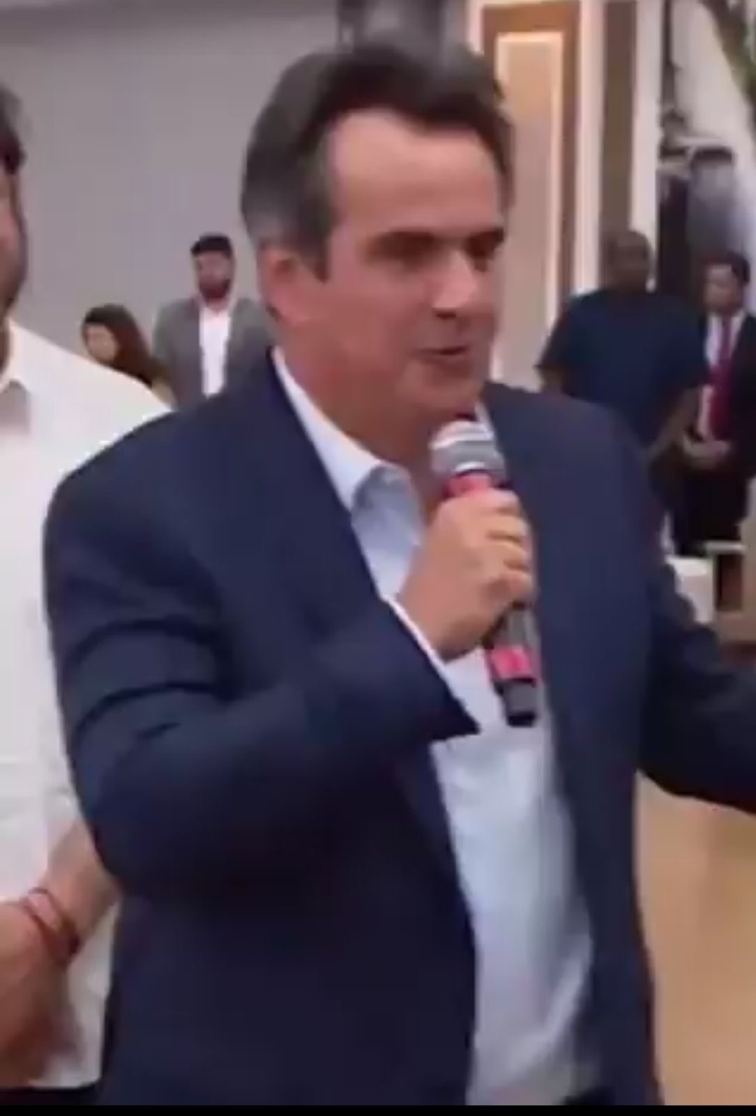 Ciro agradecendo pelas “bênçãos” do teleevageliata Waldomiro Santiago