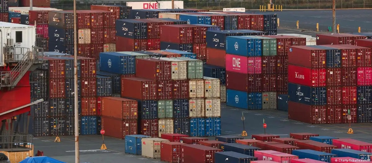 EUA iniciam cobrança global de 10% sobre produtos estrangeiros