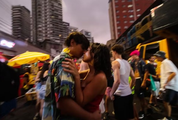 Excesso de estímulos no Carnaval eleva risco de exaustão cerebral