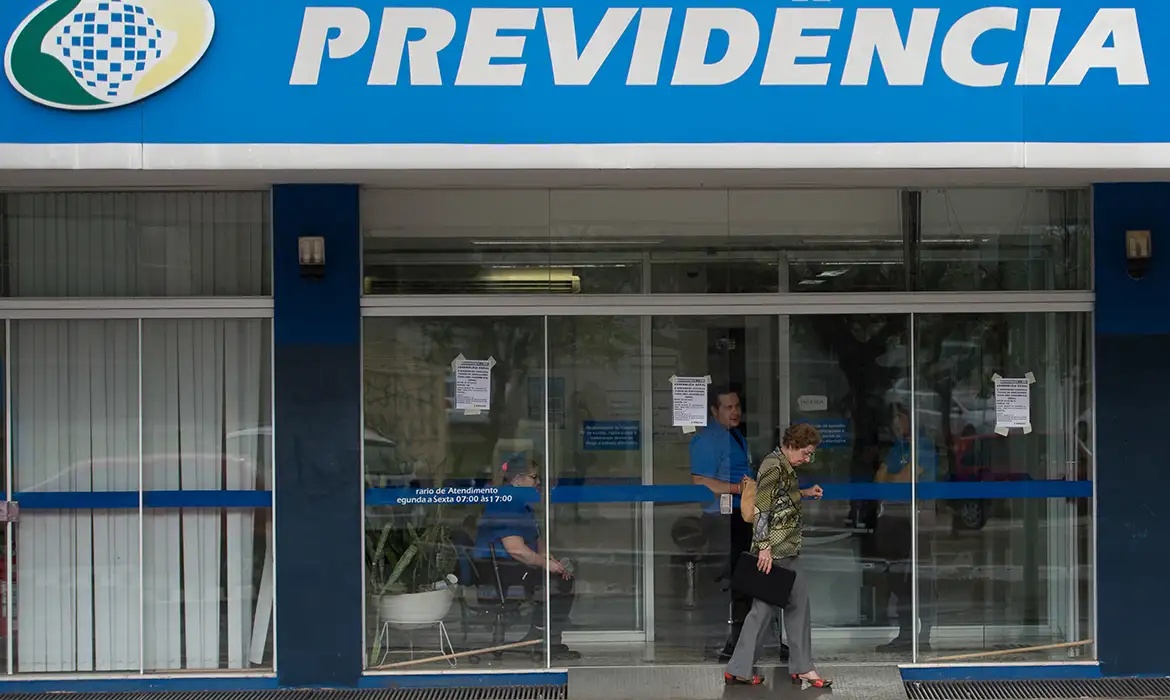INSS retoma atendimento após manutenção e alerta para possível lentidão