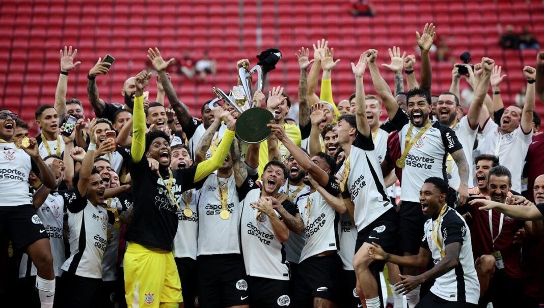 Jogadores do Corinthians levantam o troféu da Supercopa do Brasil após vencerem o Flamengo