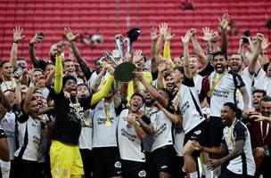 Jogadores do Corinthians levantam o troféu da Supercopa do Brasil após vencerem o Flamengo (Foto: AGÊNCIA DE FOTOGRAFIA/AGIF - AGÊNCIA DE FOTOGRAFIA/ESTADÃO CONTEÚDO)