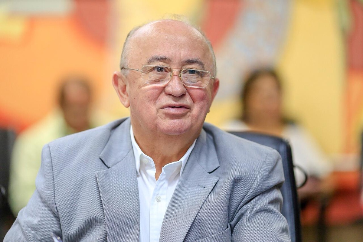 Julio Cesar senta ao lado de prefeito, seu potencial eleitor, e não sabe quem é. “É o prefeito, pai”.