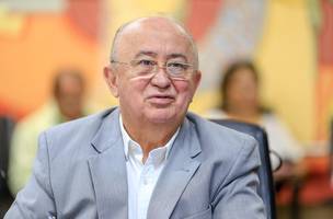 Julio Cesar senta ao lado de prefeito, seu potencial eleitor, e não sabe quem é. “É o prefeito, pai”. (Foto: Reprodução)