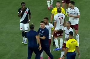 Luis Zubeldía Invadiu o campo após ser expulso (Foto: Divulgação/midiafutbr)