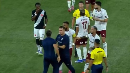 Luis Zubeldía Invadiu o campo após ser expulso