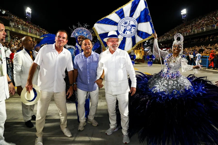 Lula invade avenida do carnaval, abusa da lei eleitoral. É de propósito?