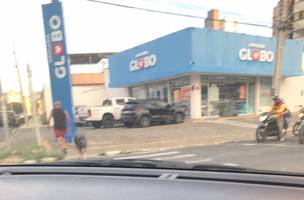 O suíno seguindo o dono nas ruas de Teresina (Foto: Reprodução)