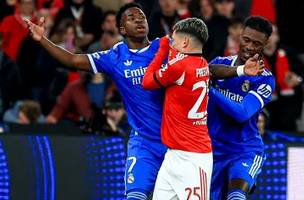Prestianni, argentino do Benfica, cobre a boca com a camisa ao discutir com Vini Jr., que o acusou de racismo (Foto: Valter Gouveia/Sports Press Photo/Getty Images)