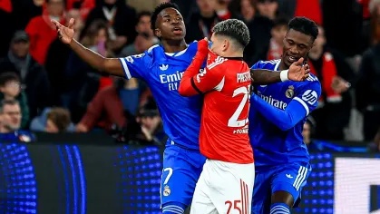 Prestianni, argentino do Benfica, cobre a boca com a camisa ao discutir com Vini Jr., que o acusou de racismo