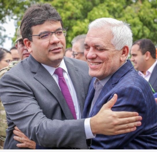 Que te compre quem não te conhece: desse jeito, Teté promete toda lealdade. Olha a cara do Rafael… desconfiado!