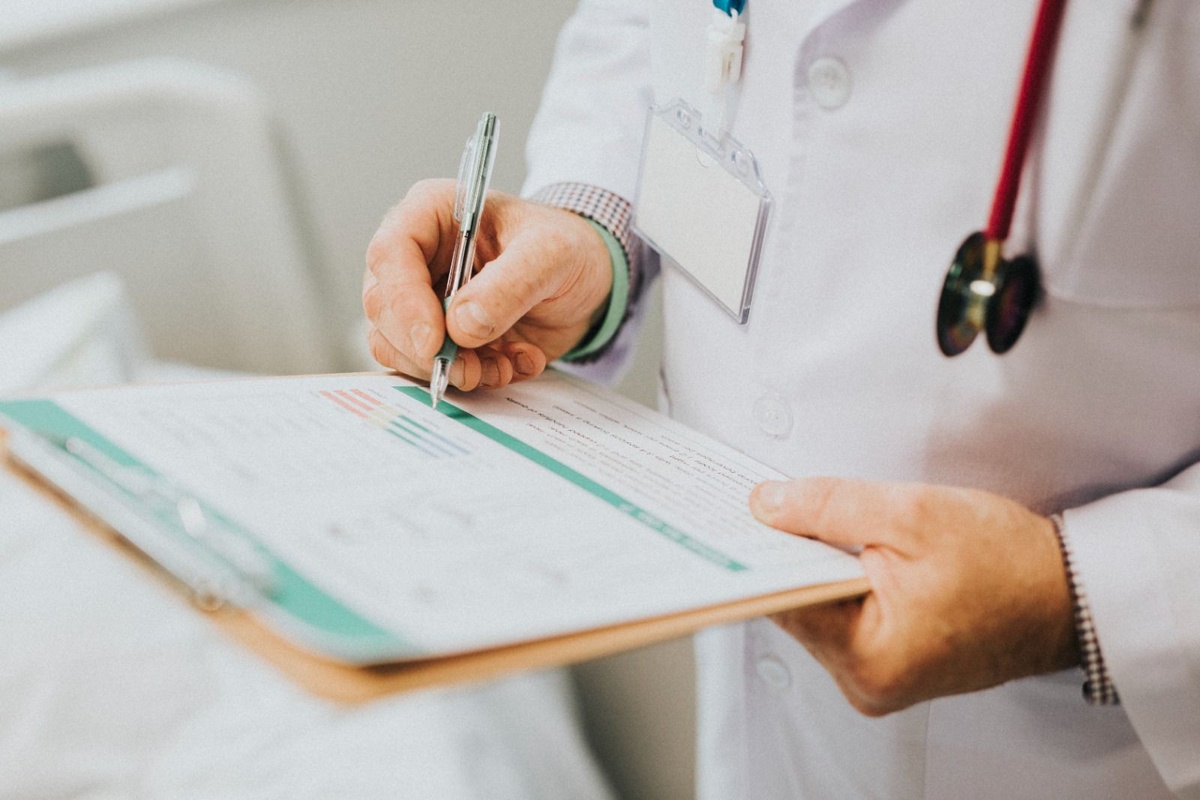 Revogou o edital que previa a abertura de três cursos privados de medicina no Piauí,