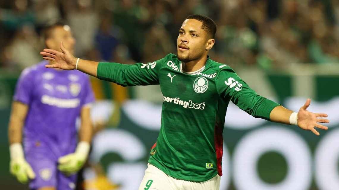Vitor Roque comemora gol sobre o Fluminense