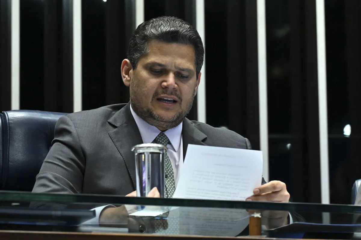 Alcolumbre sinaliza adiar análise de indicado de Lula ao STF